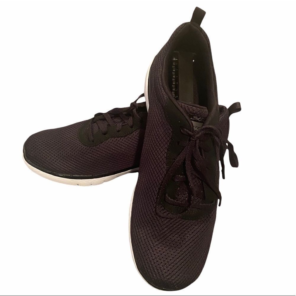 Sketchers Lite Weight Black Sneakers Sz 10 Woman’s